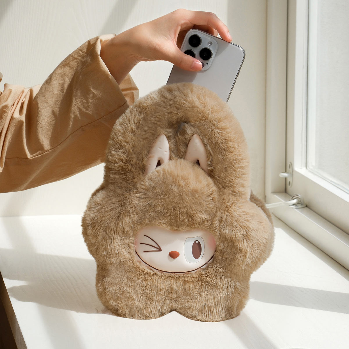 Bolsa Clássica Plush Flower Marrom